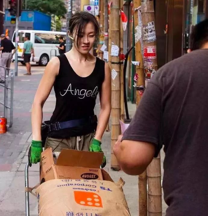 香港女子图鉴草根竟靠搬砖走红成金刚芭比