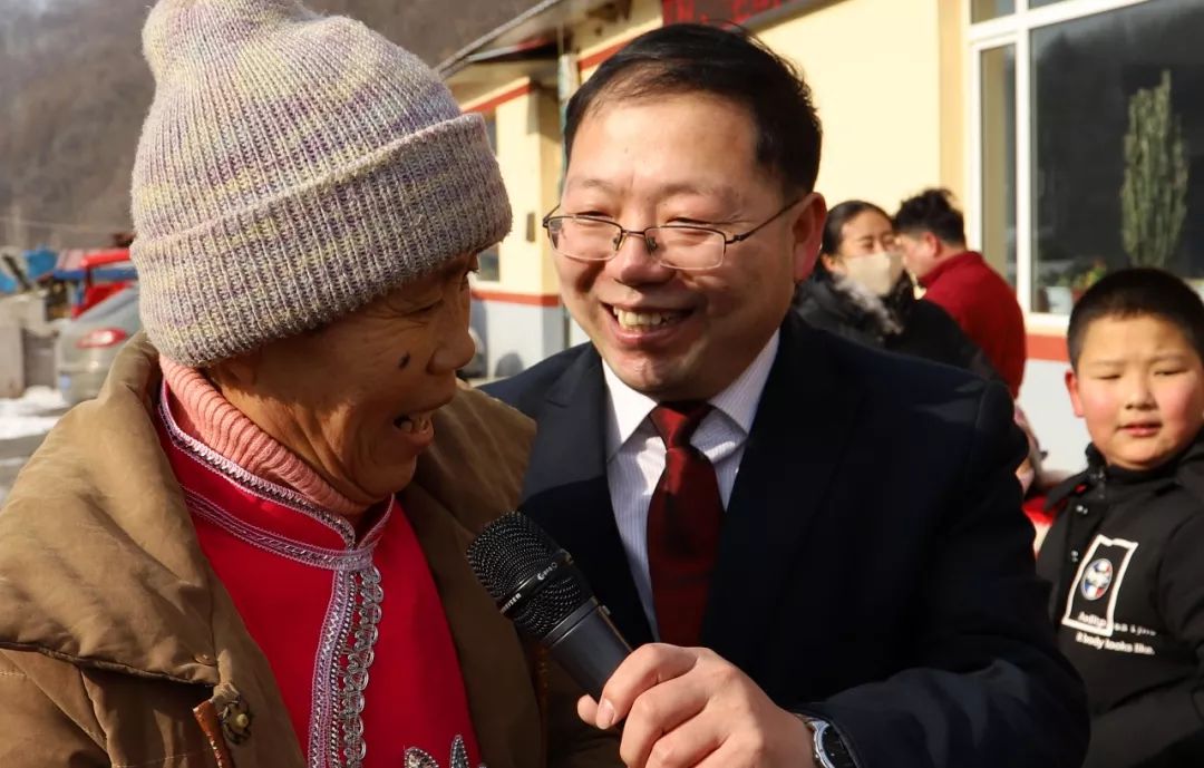 孩子们给村里老人拜年2018年,村民孔庆全被评为临江市尊老孝亲典范,村