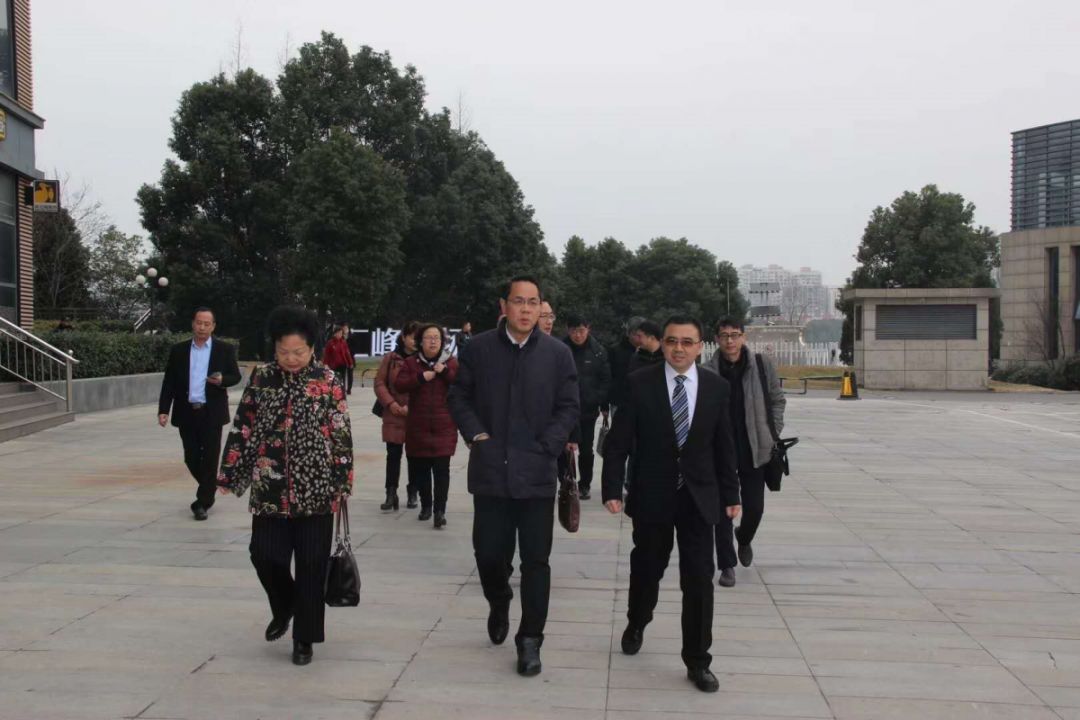 2月2日副市长王爱武区长潘功发等一行莅临汇峰广场大润发检查节前各项