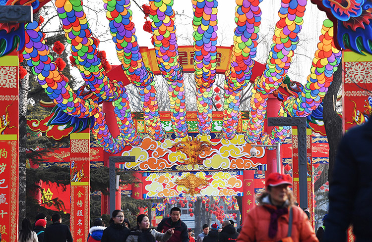 五颜六色的风车烘托出喜庆祥和的春节氛围.