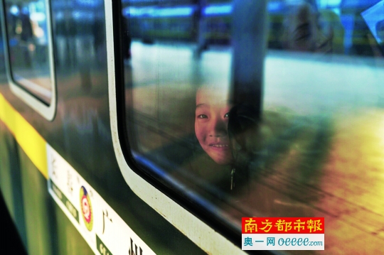 广州火车站,春运首日阳光明媚,车厢里孩子的微笑透过车窗.