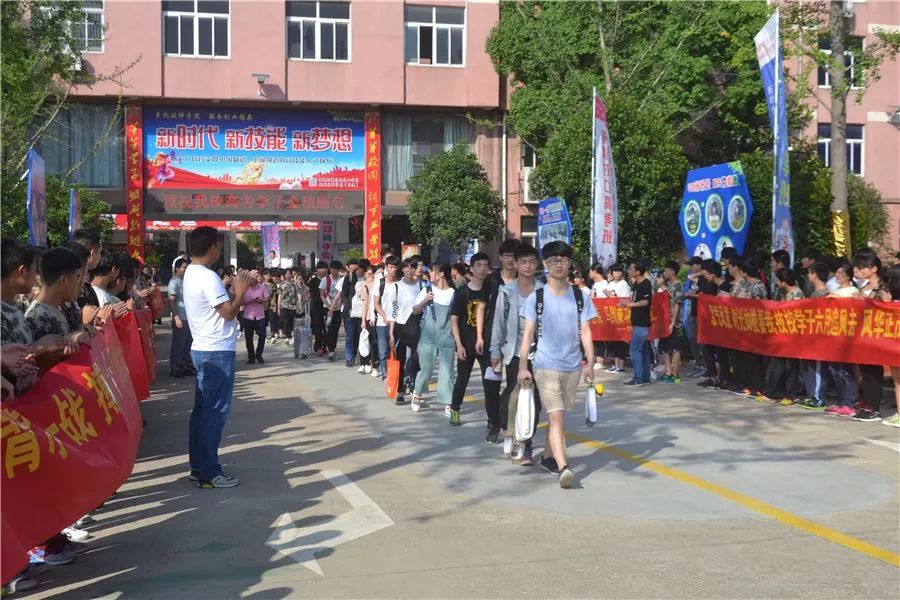 桐城高级技工学校祝大家新年快乐!_安徽