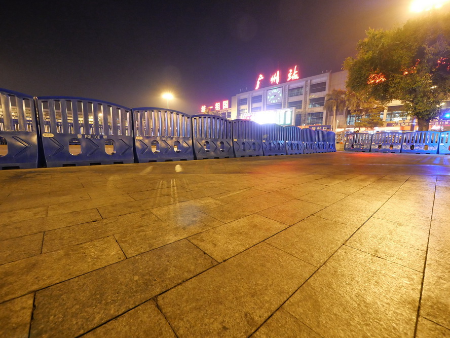 大年三十夜晚 广州火车站广场空无一人