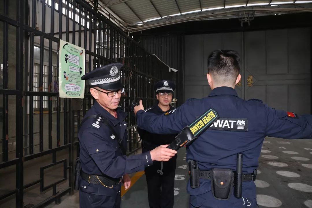 监狱大门值班警察:严格落实搜身制度