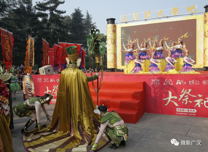 载歌载舞,在这里一起来到了主舞台人潮随着大祭司随后大跳祭祀仪舞