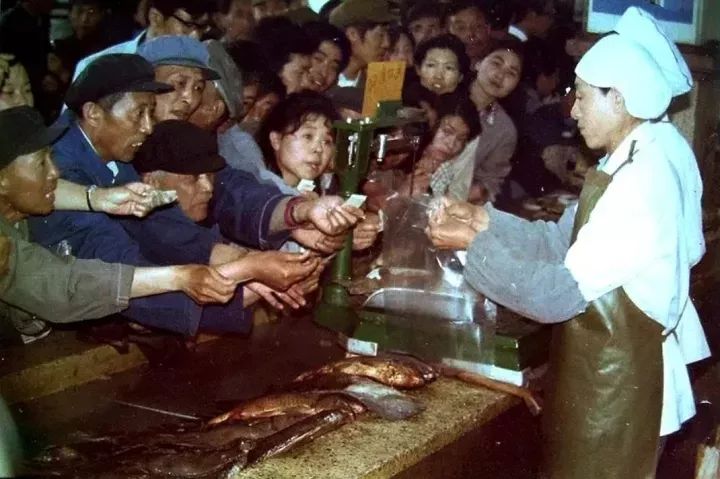 "直到1958年的春节,国家对猪肉,牛羊肉,鲜蛋,红白糖, 粉丝,糕点等种种