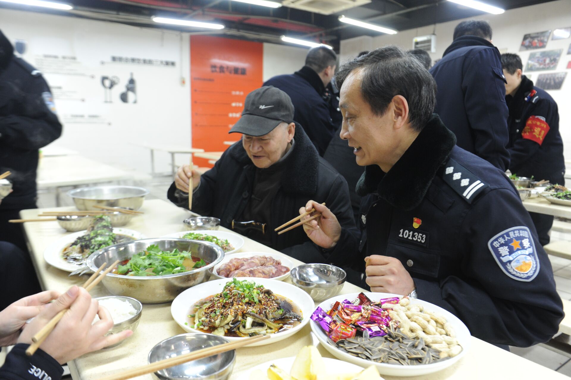 重庆市渝中区公安分局派出所里的别样年夜饭