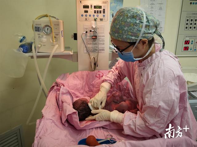 零時零分，首個「金豬寶寶」踩點出生！醫院跨年忙碌迎接新生命 親子 第2張