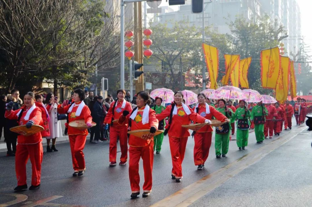 荥经:民间巡游热闹非凡 数万市民喜迎新春