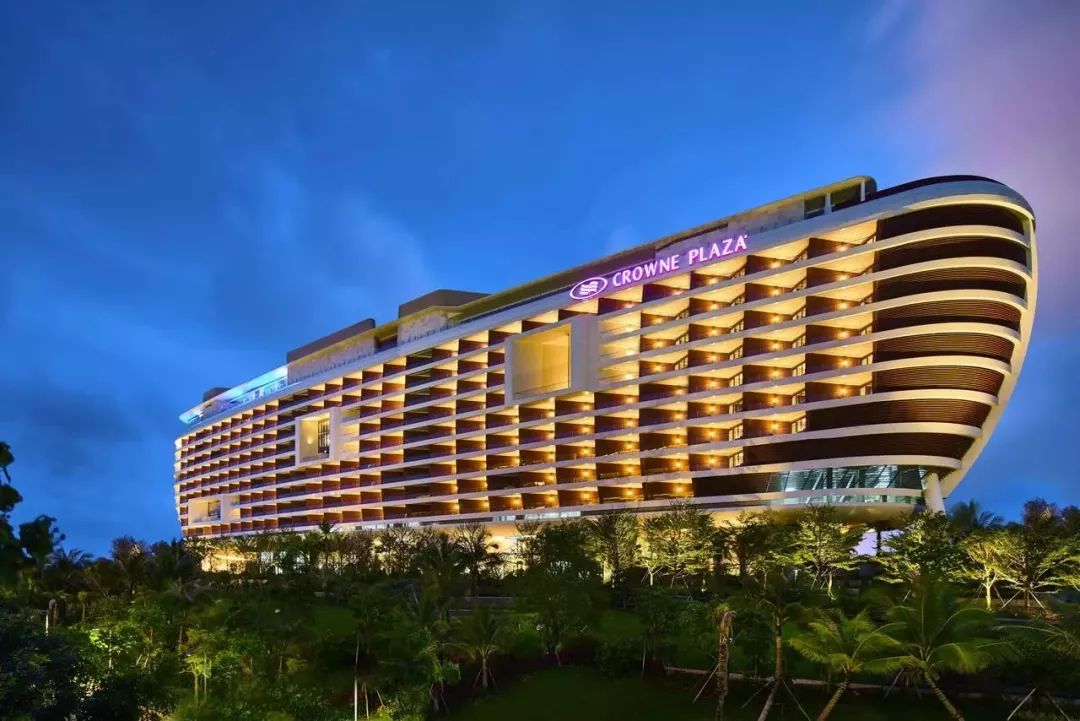 海南· 三亚艾迪逊酒店▼俯瞰南中国海的壮美景观,新的地标性度假酒店