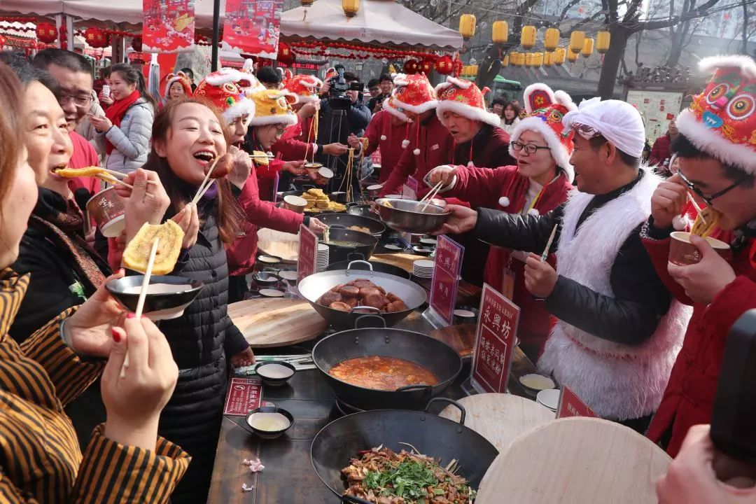 "过年啦,吃团圆饭咧!