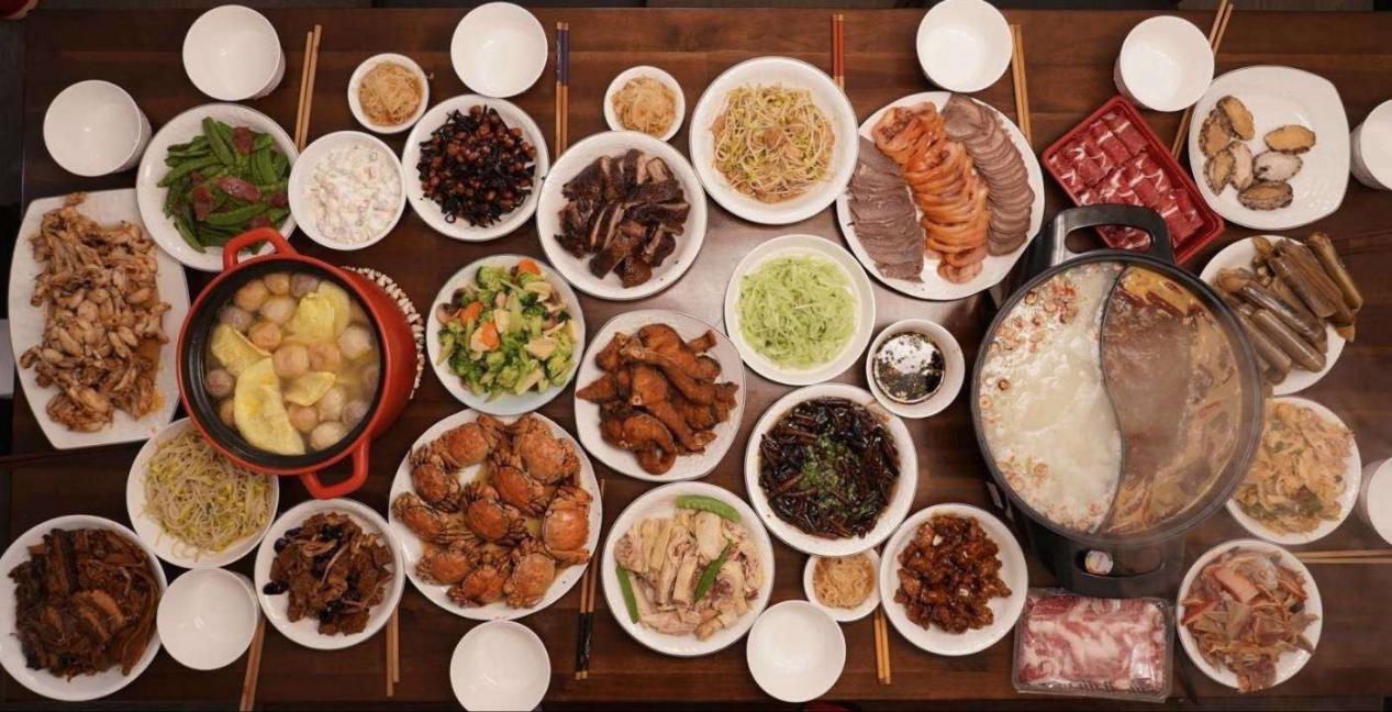 小可的妈妈准备一桌丰盛的年夜饭,道道都是老上海的美味.