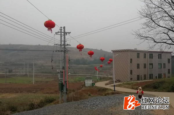 2月5日讯(记者 何颖)年二十九,夜幕下,永兴县悦来镇尹家村的小广场上