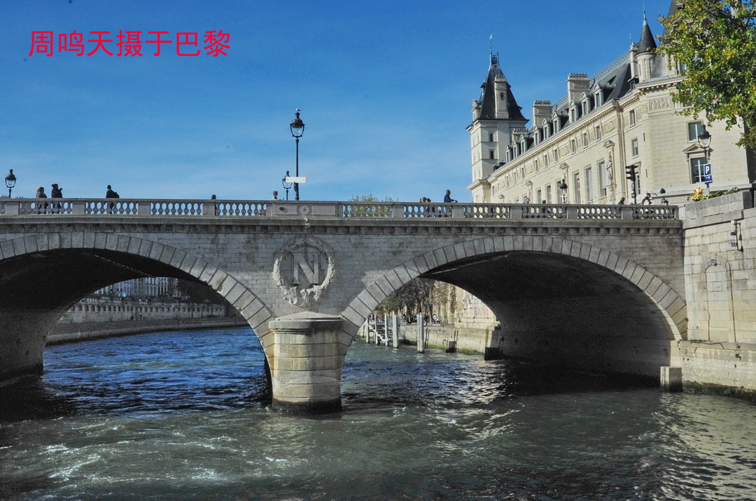 25,都尔奈勒桥(pont de la tournelle)是连接圣路易岛与塞纳河左岸