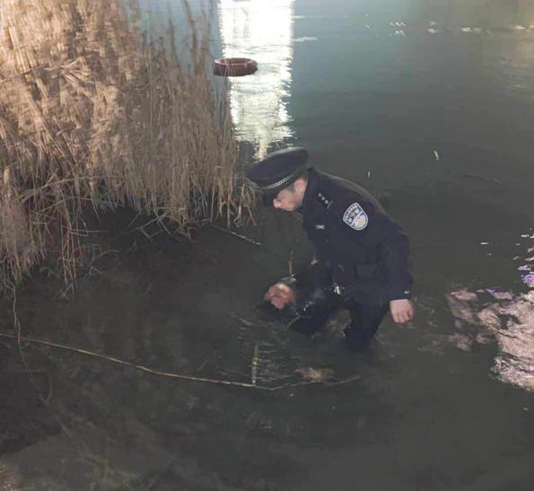 江苏宿迁:男子年初一跳河轻生,民警先下水相救再心肺复苏