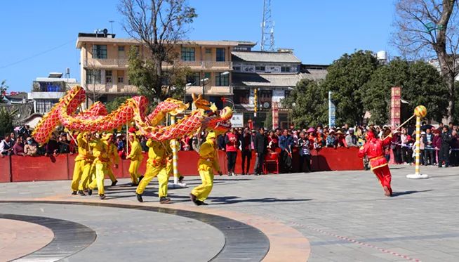 巍山 大年初二看"甩龙,十三彩龙舞新春!_庙街