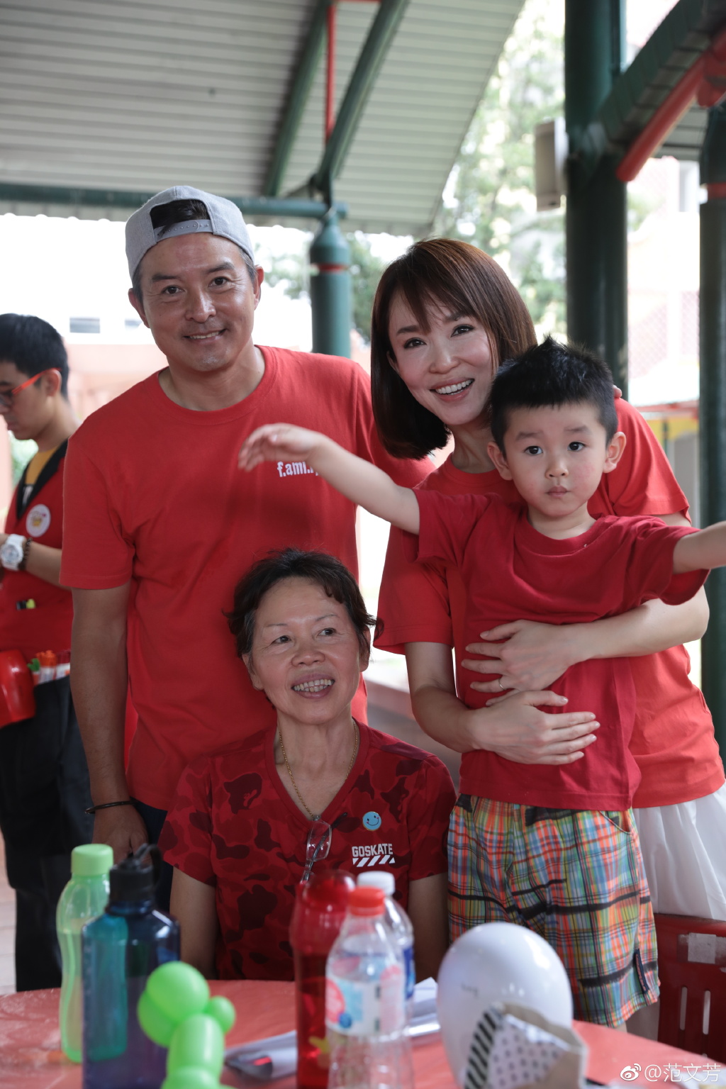 范文芳儿子扮小狮子接机李铭顺 超级幸福的一家人
