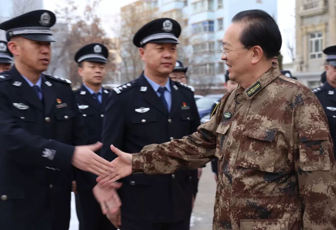 新春慰问朱雪冰师长看望慰问四师公安执勤民辅警