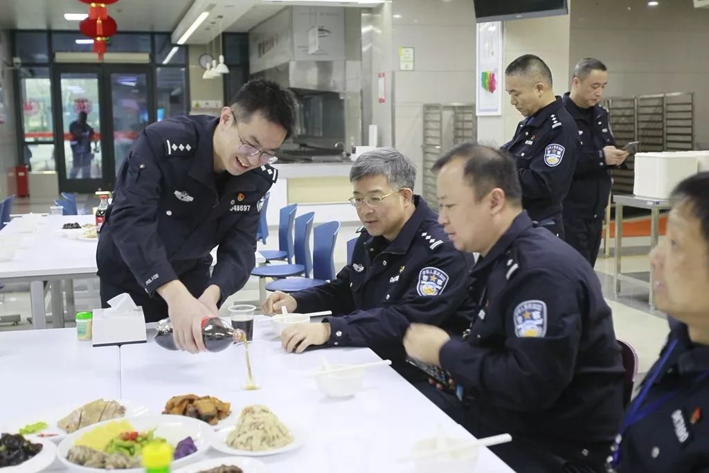 上海嘉定公安警营里的年夜饭也不例外是一场不可将就的仪式年夜饭对于