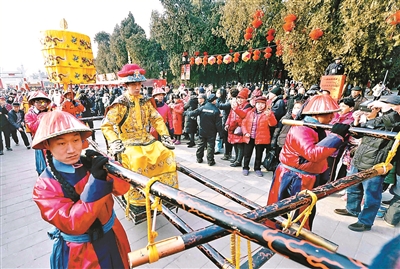 鼓乐齐鸣迎“皇帝” 叩头百次祭地神