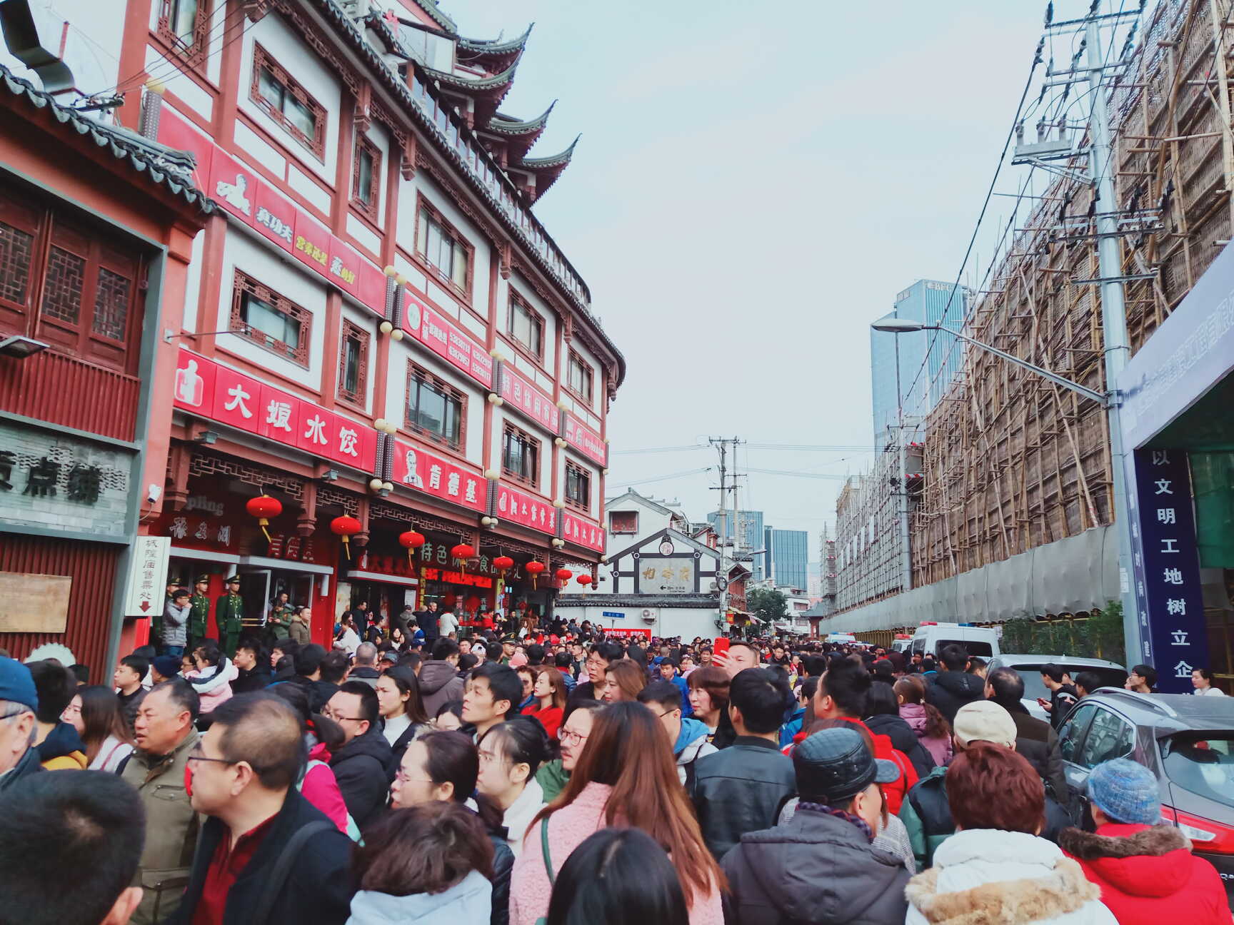 大年初一,人流如潮,拥挤不堪