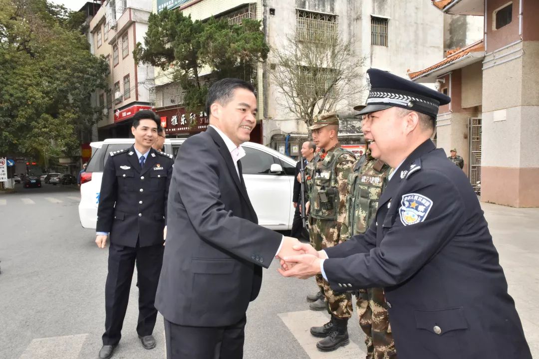 蕉岭县长刘彩波大年初一看望慰问一线执勤民警,辅警