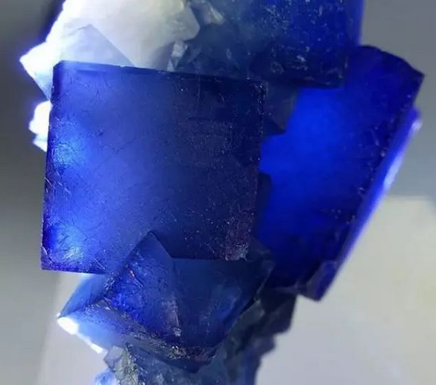 蓝锥矿lazulite(白色部分为石英)斜硅铜矿磷灰石黝帘石(zoisite:坦桑