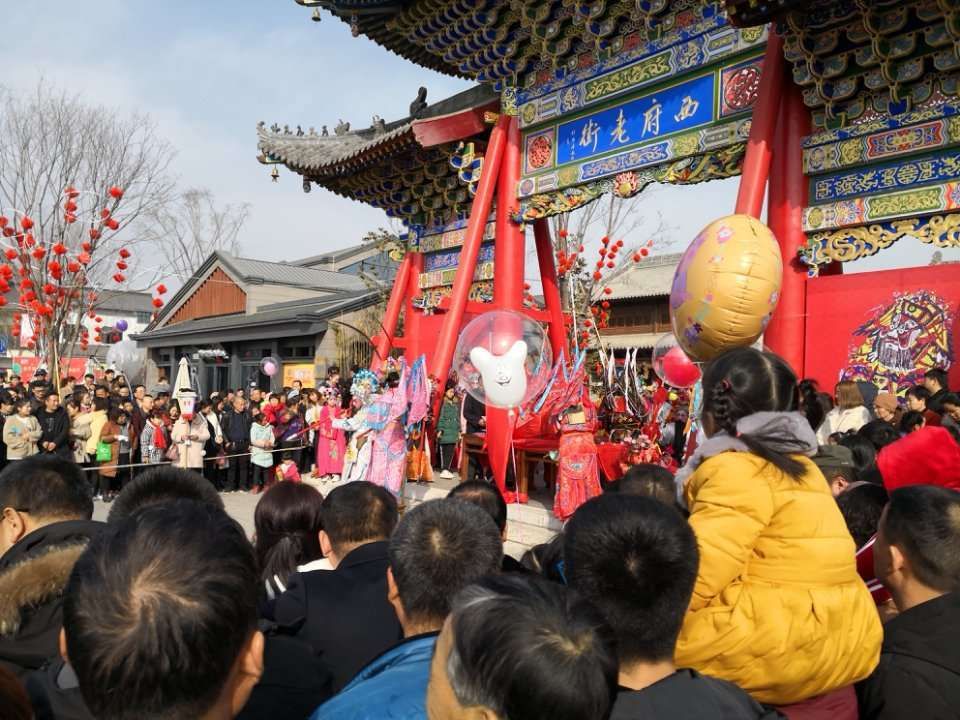 陈仓老街大年第一天陈仓老街人来人往,摩肩接踵,美食,游街人们享受着