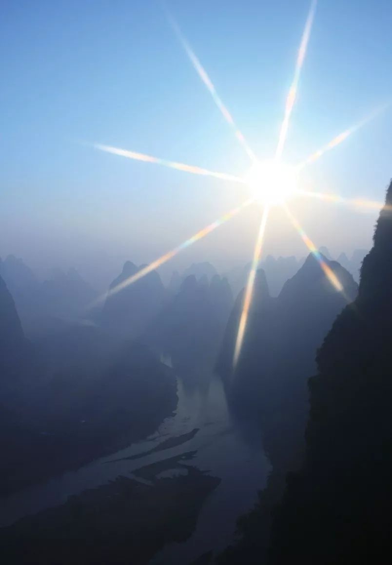 在广西桂林相公山拍摄的日出,日出时的光线更增添了 桂林山水柔和之美