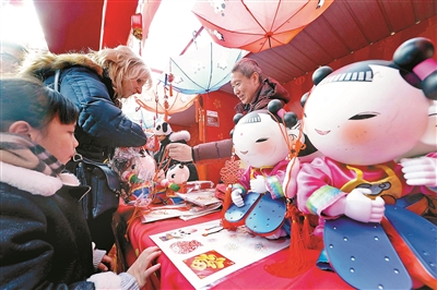 鼓乐齐鸣迎“皇帝” 叩头百次祭地神