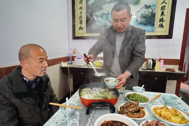 原創
            宜興朋友家宴：精心料理家庭味道，有道頭菜待客必有，過年時必吃 未分類 第2張