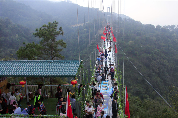 佛山南丹山迎来游客高峰,祈福与玻璃桥是游客最爱打卡产品