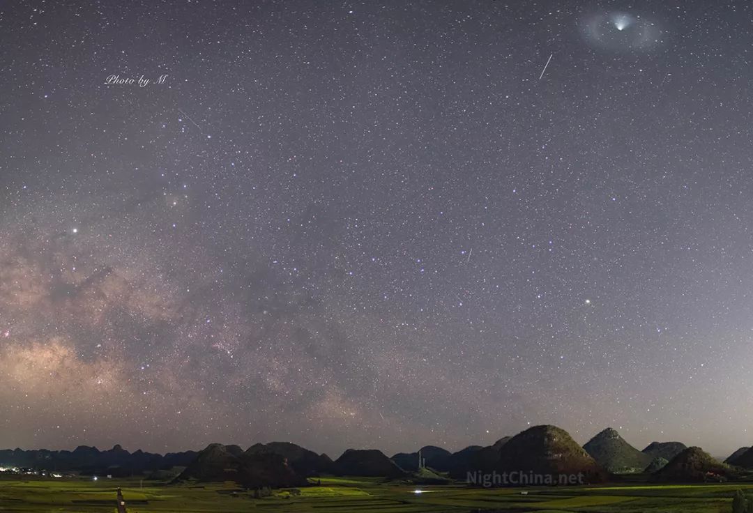 一团不明亮光意外闯入了星空,形如一颗彗星,在黎明前渐亮的天光中缓慢