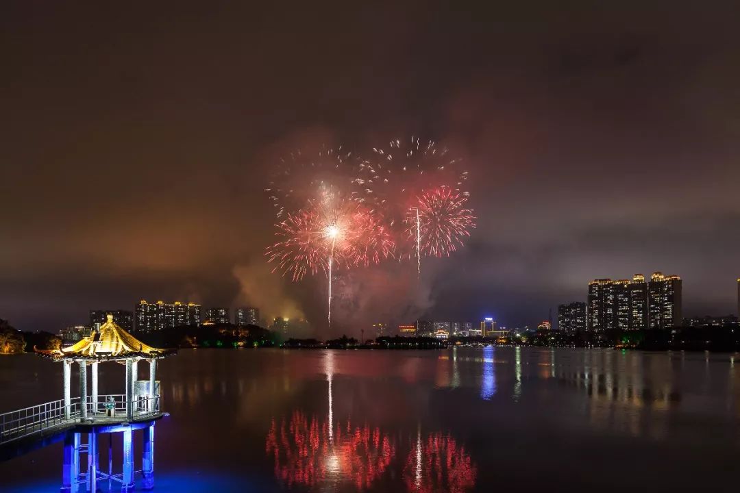 今晚阳江鸳鸯湖公园南国风筝场人山人海,热闹非凡阳江市民全家总动员