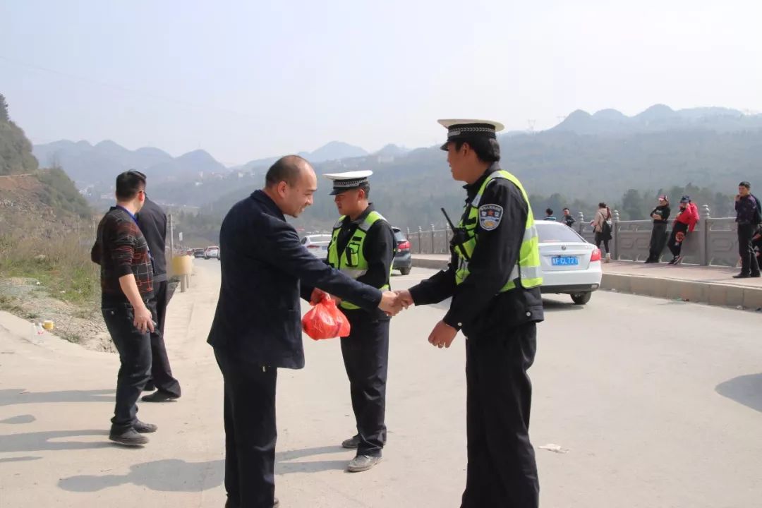 毕节旅游开发集团党委书记董事长孙思清一行到织金洞景区慰问坚守岗位