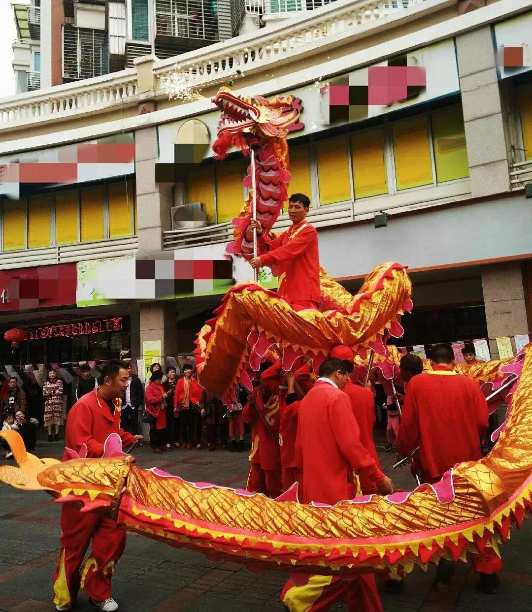 龙灯舞起来!象征盛世祥和,万家团聚,热热闹闹过新年!