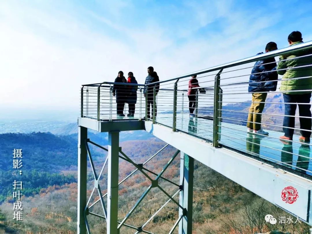 自从山东省泗水县柘沟镇凤仙山景区修建了玻璃栈道之后,行行摄摄还