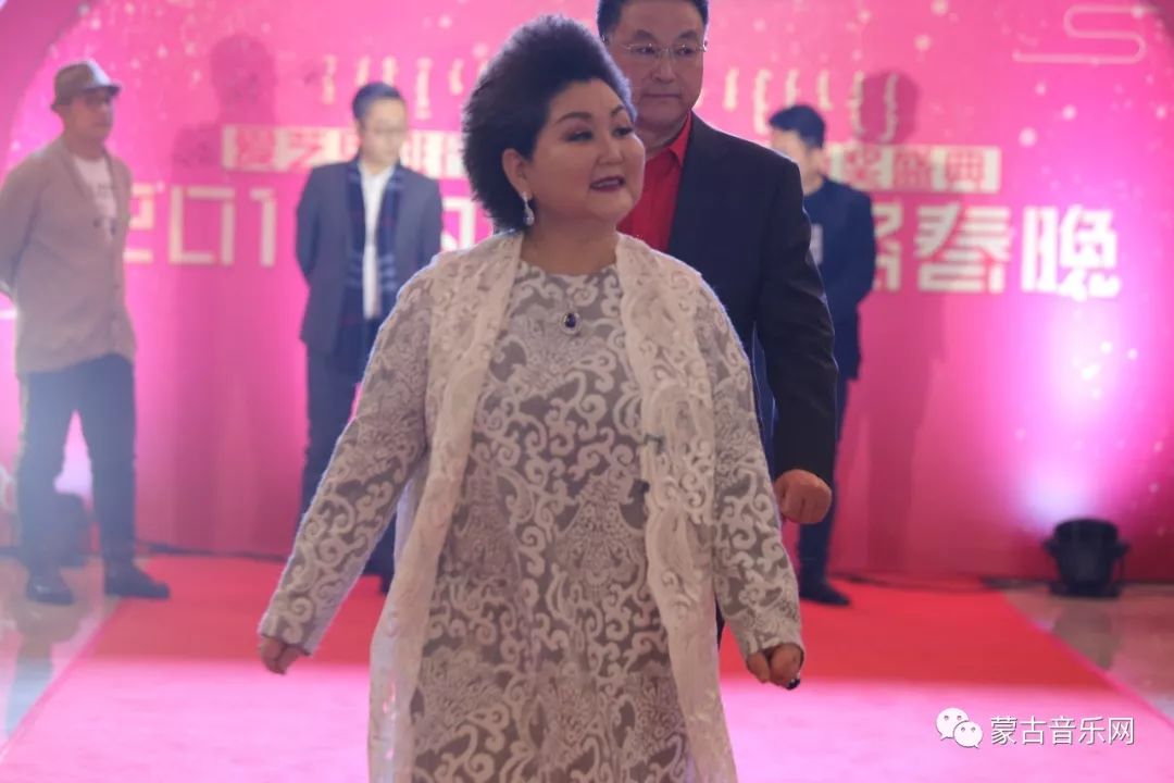 【2019内蒙古网络春晚】吉祥妈妈乌日娜演唱鄂温克民歌《不为唱歌而