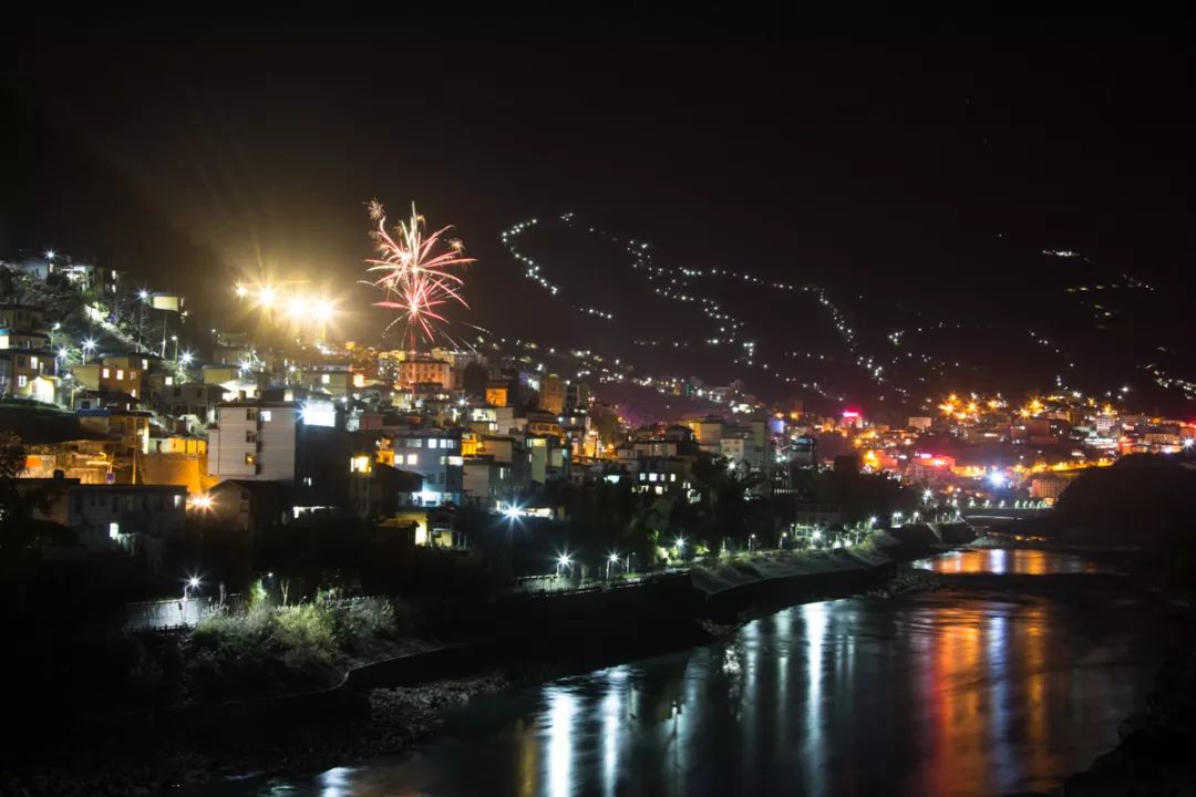 新春祝福丨春节期间绚丽的贡山夜景来了!