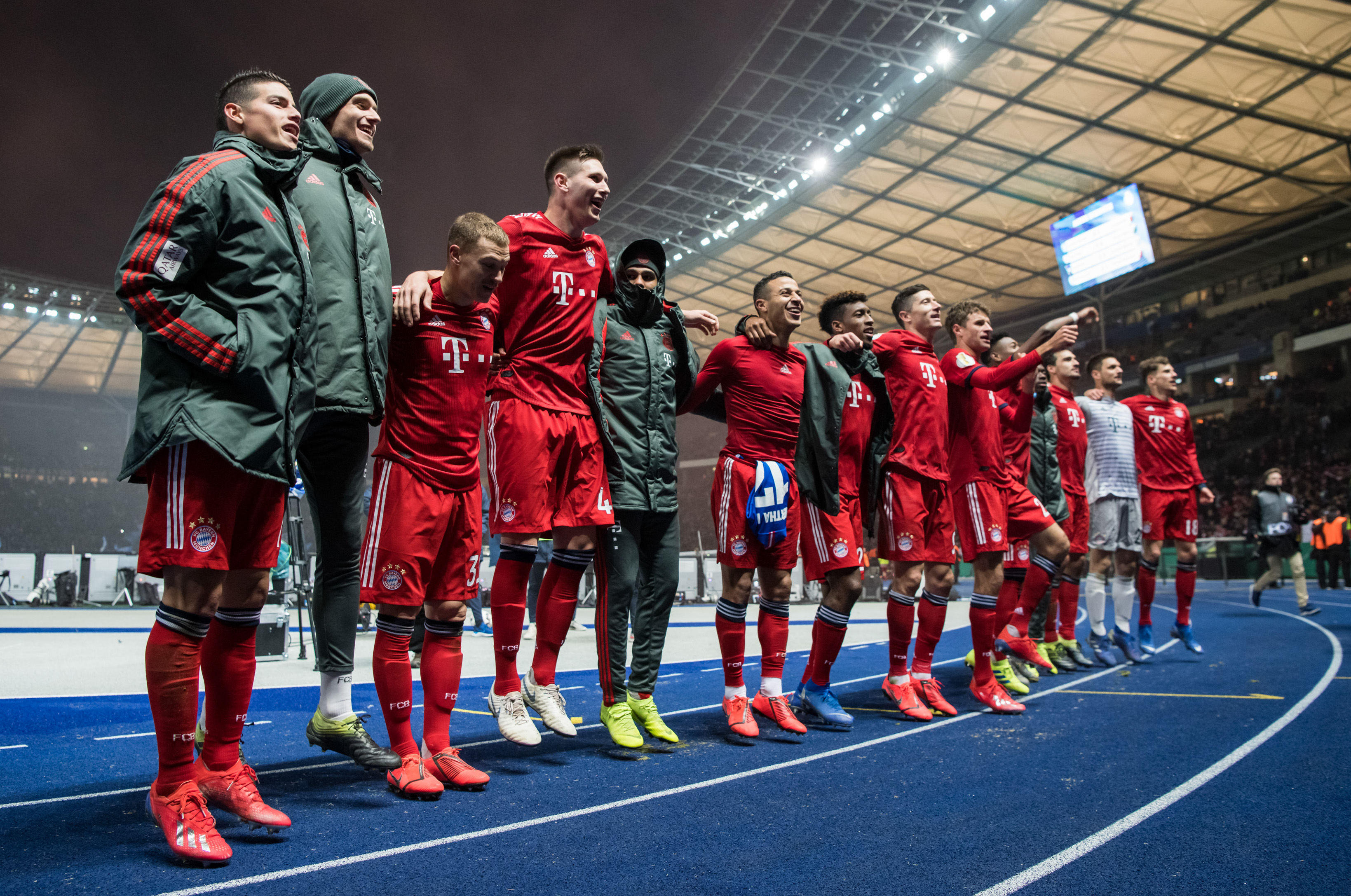 2月6日,拜仁慕尼黑队球员在比赛后与球迷一同庆祝胜利.