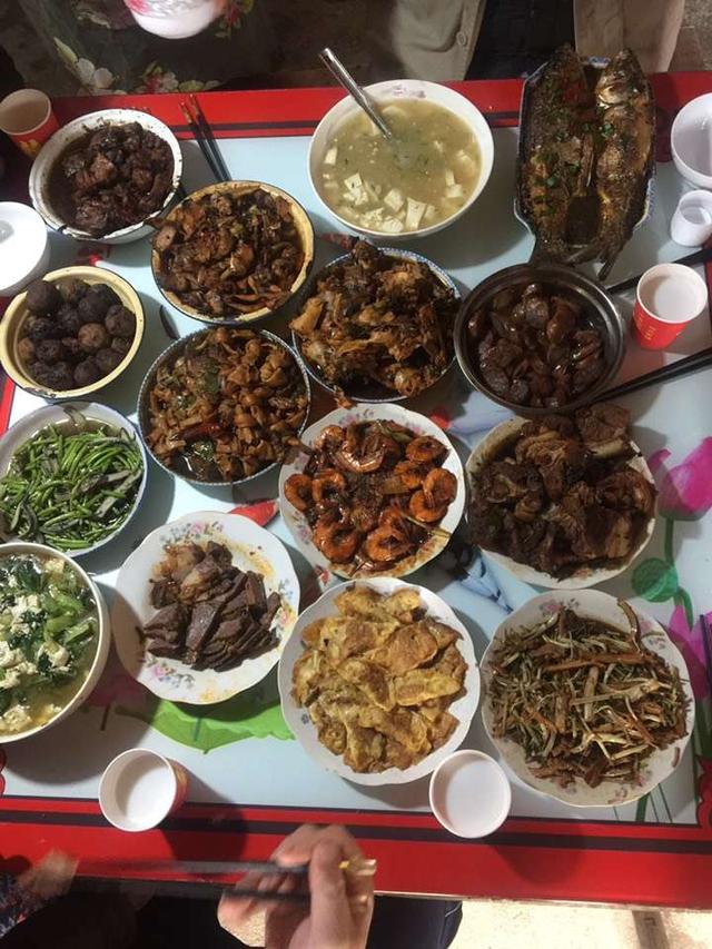 农村的年夜饭异常丰盛,隔着屏幕流口水,尤其想吃第五家,真馋啊