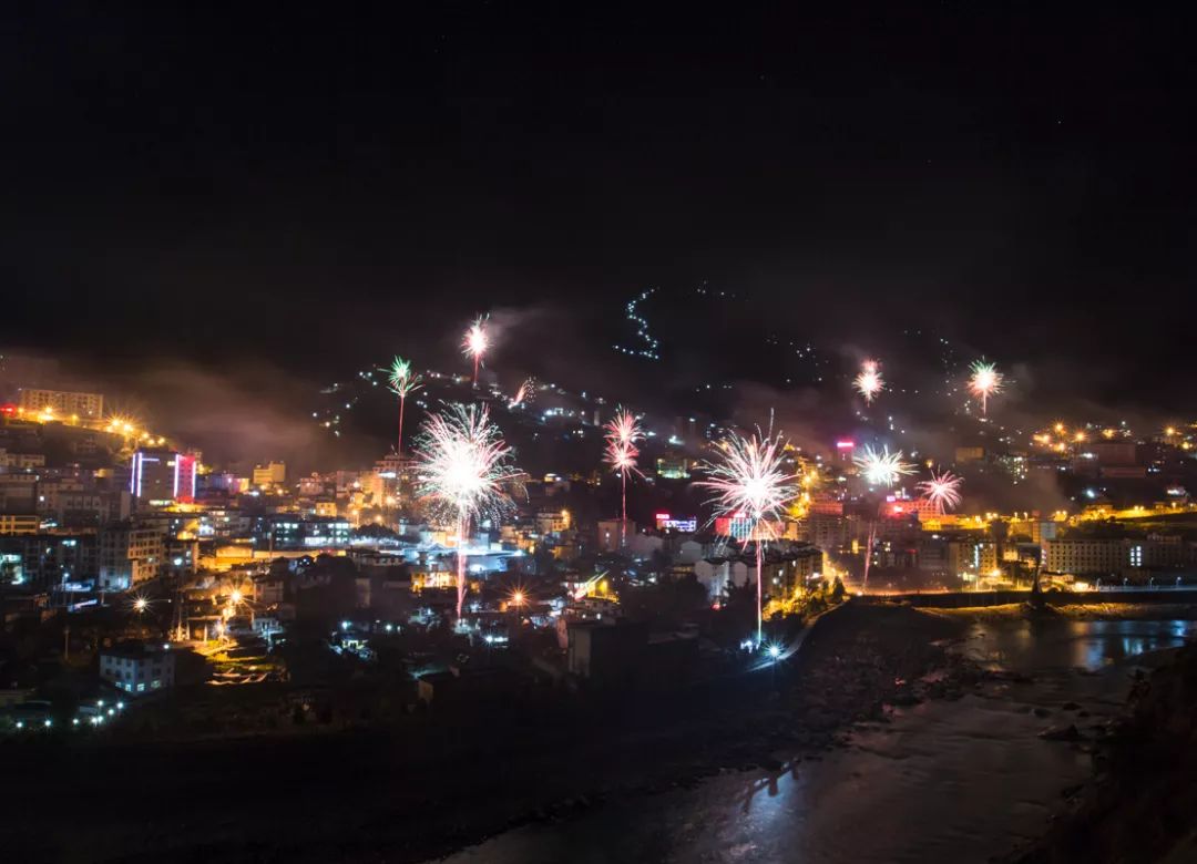 新春祝福丨春节期间绚丽的贡山夜景来了!