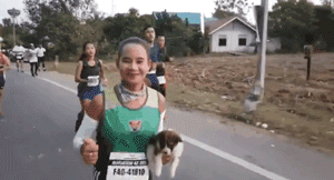 女孩參與馬拉松時看到一只流浪小狗，抱起它堅持繼續跑了30公里！ 未分類 第3張