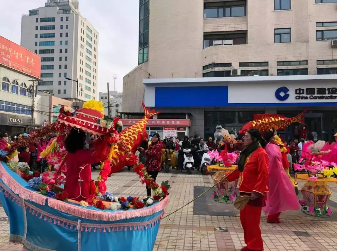 各种精彩表演不断,海州商业街热热闹闹迎新年!