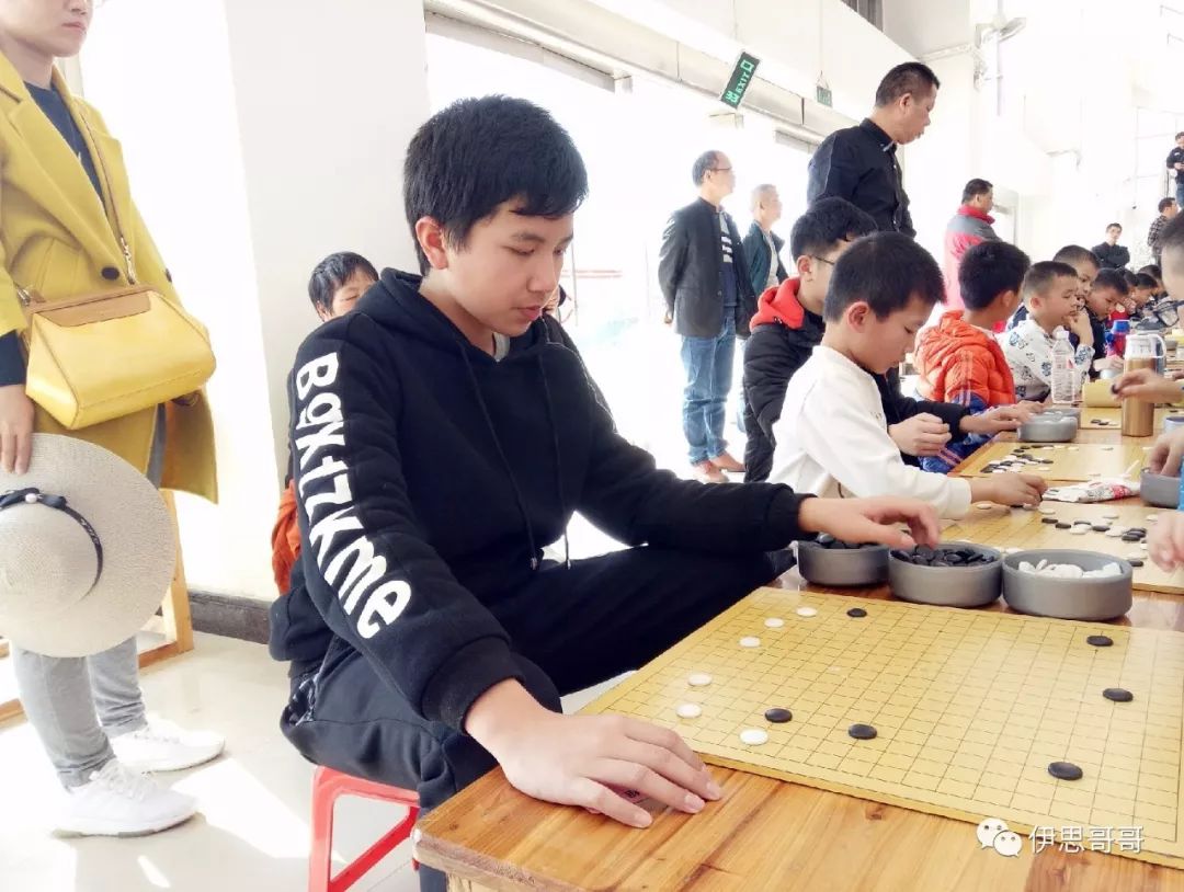 作为公认的荔浦少儿围棋"一哥,李福豪4段在a组中发挥出色,没有让冠军