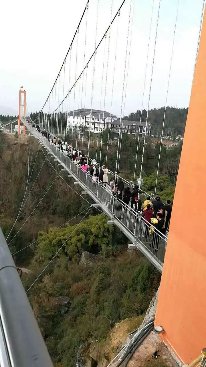 驷马水乡玻璃桥平昌县驷马水乡玻璃桥位于驷马水乡国家aaaa级旅游景区