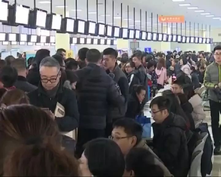 淄博招聘会_淄博大型招聘会 5000余人应聘2000余人达成用工意向(2)