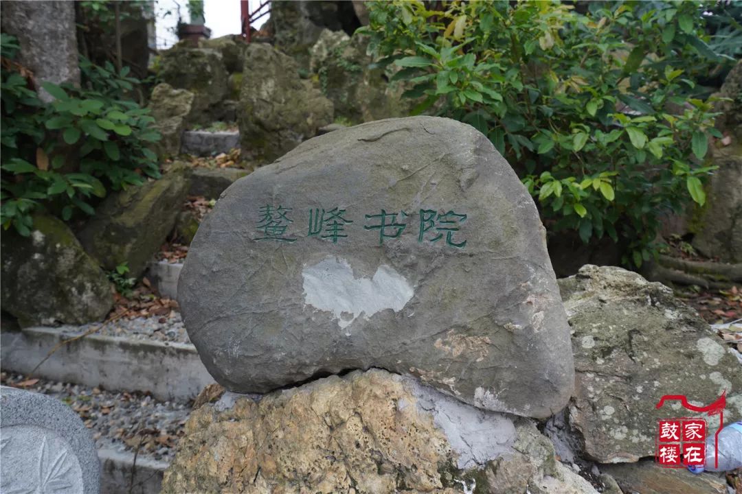 为著名的要数 鳌峰,凤池,正谊和致用 这四大书院 鳌峰书院存世两百年