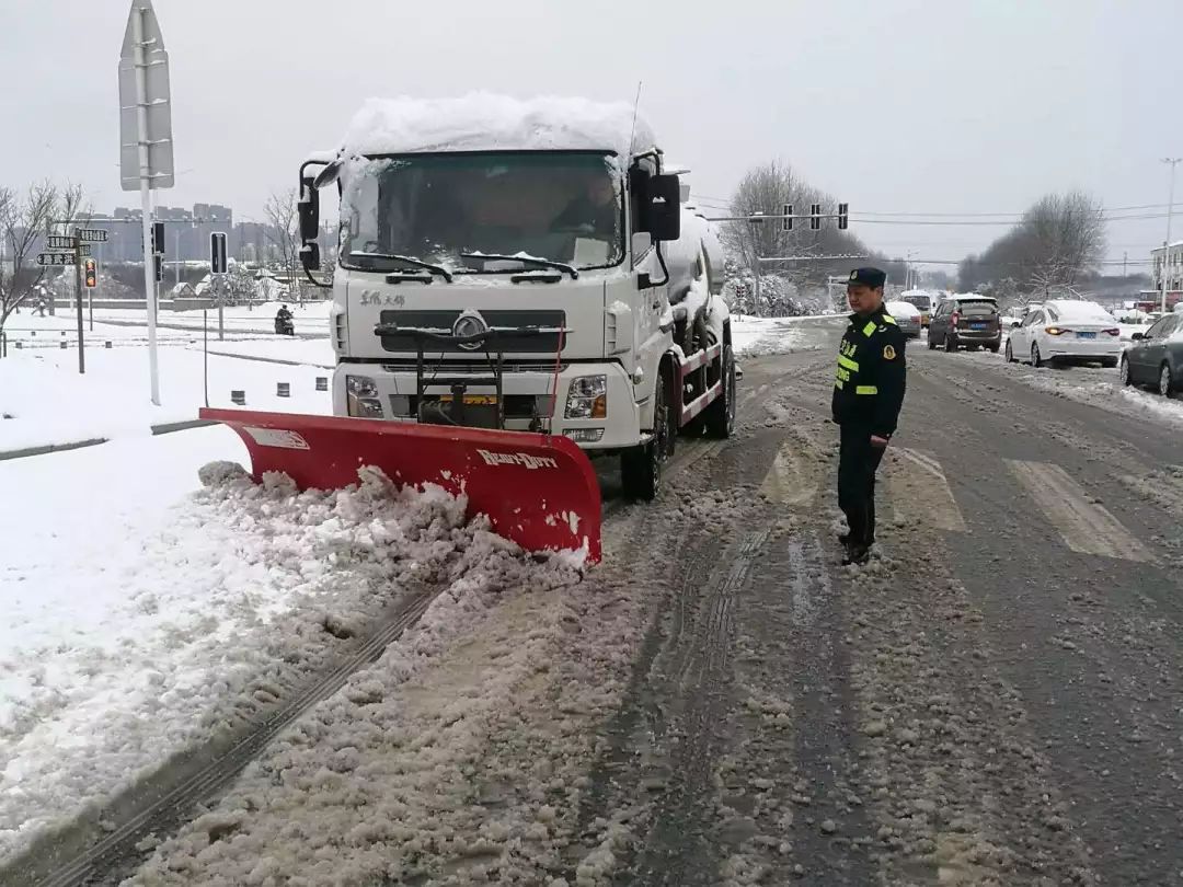 公路处组织八个中队,八台铲雪车,对辖区各国省干线,桥梁进行除雪