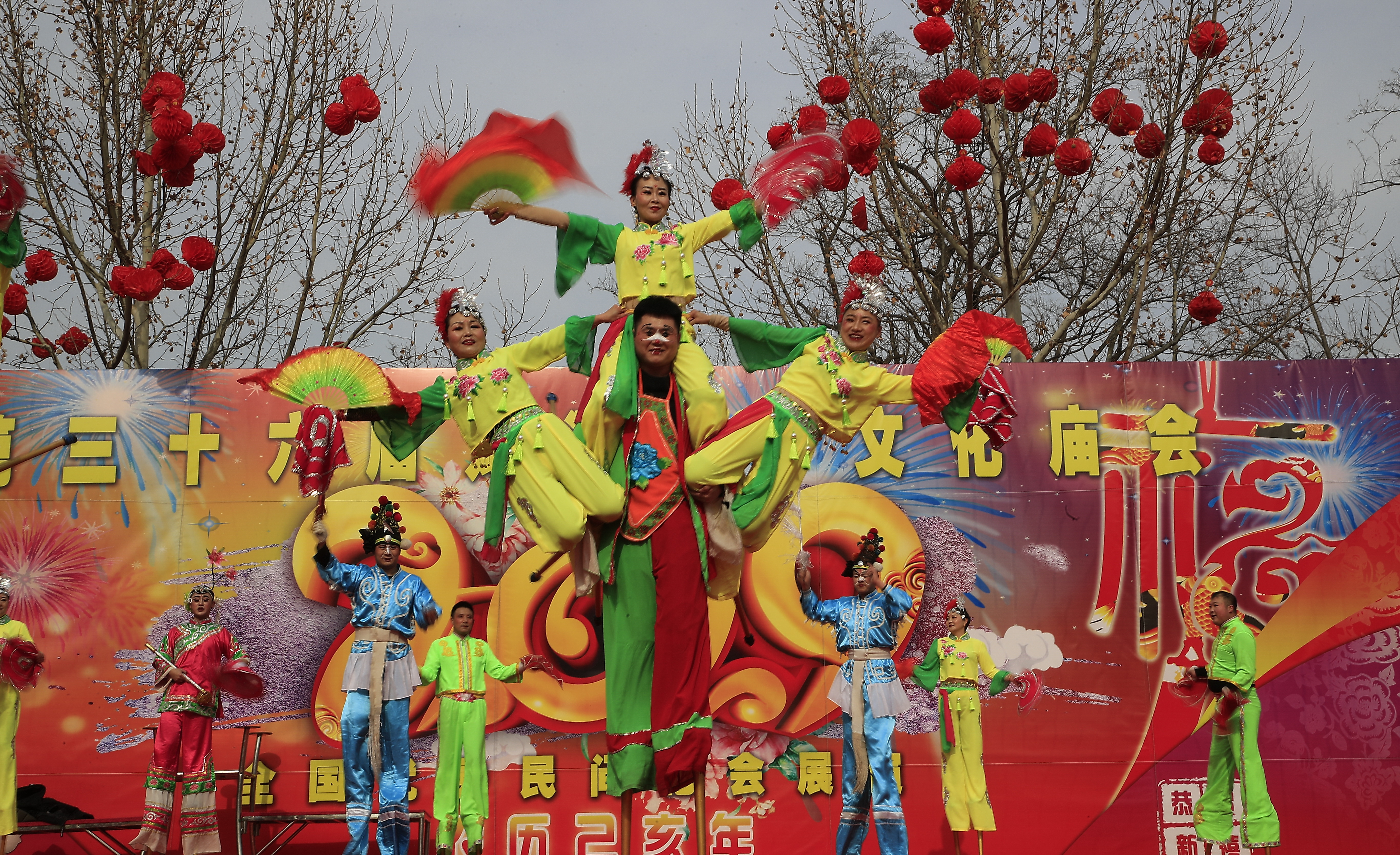 2月8日,民间艺人在北京龙潭庙会上表演高跷秧歌 新华社发(刘宪国 摄)